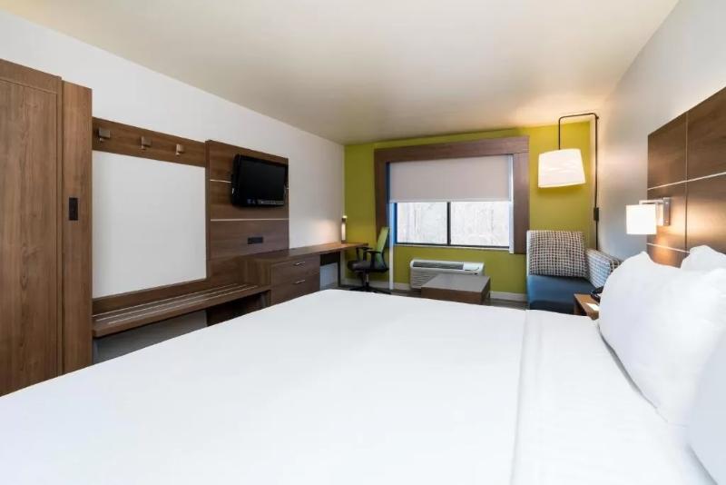 Номер Стандарт Кровать Кинг Адаптированный для Инвалидов, Holiday Inn Express & Suites Rocky Mount Smith Mountain Lake, An Ihg