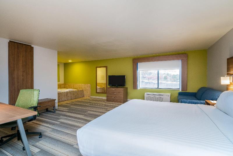 מיטת קינג בסוויטה, Holiday Inn Express & Suites Rocky Mount Smith Mountain Lake, An Ihg