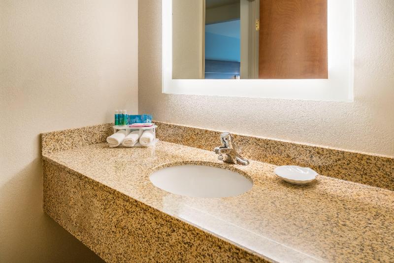 Стандартный Номер Кровать Кинг, Holiday Inn Express & Suites Rocky Mount Smith Mountain Lake, An Ihg