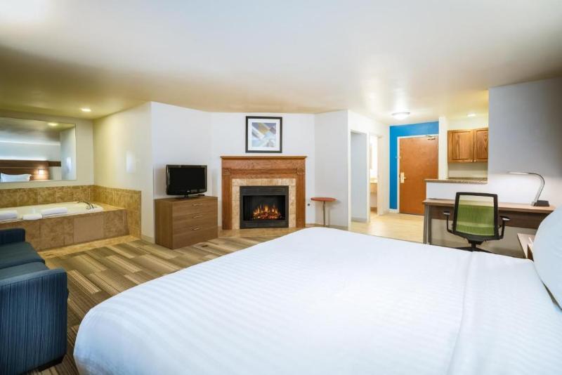 סוויטה מותאמת לאדם עם מוגבלויות, Holiday Inn Express & Suites Rocky Mount Smith Mountain Lake, An Ihg