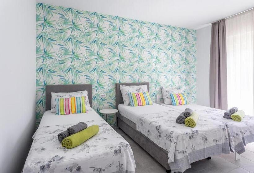 اتاق استاندارد سه تخته با بالکن, Hostel Villa Skansi