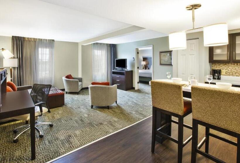 Люкс с гидромассажем, Staybridge Suites Cleveland Mayfield Heights Beachwood, An Ihg