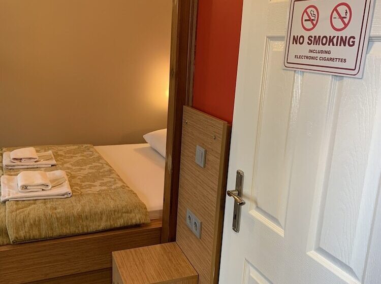 اتاق اکونومی, Antique Hostel