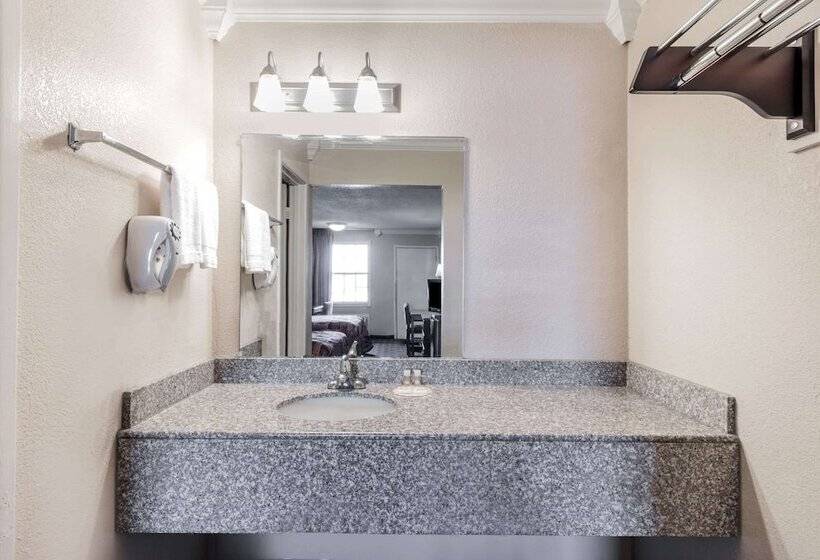 带2个双人床的标准工作室, Knights Inn Greenville