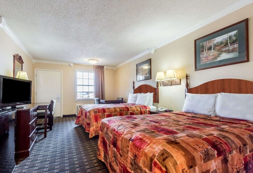 带2个双人床的标准工作室, Knights Inn Greenville