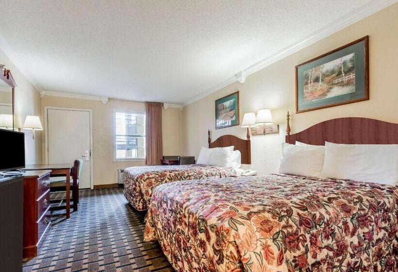 带2个双人床的标准工作室, Knights Inn Greenville