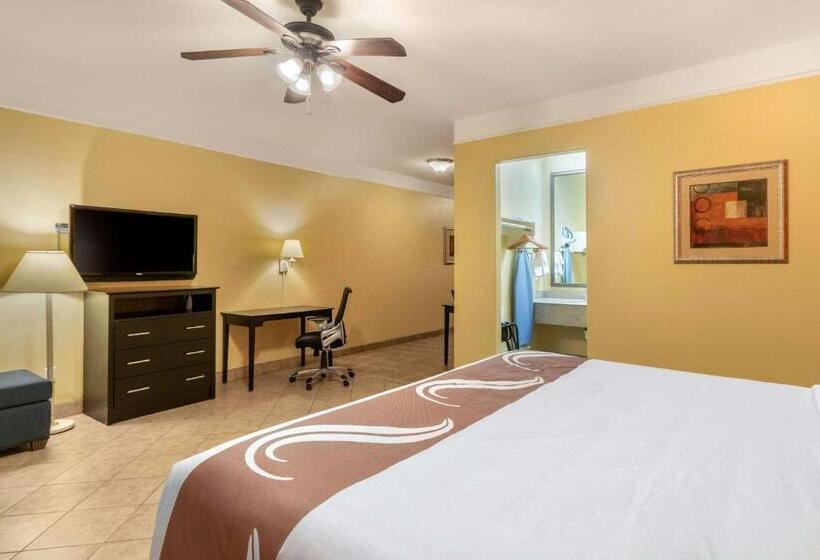Люкс Кровать Кинг, Quality Inn & Suites At The Outlets Mercedes Weslaco