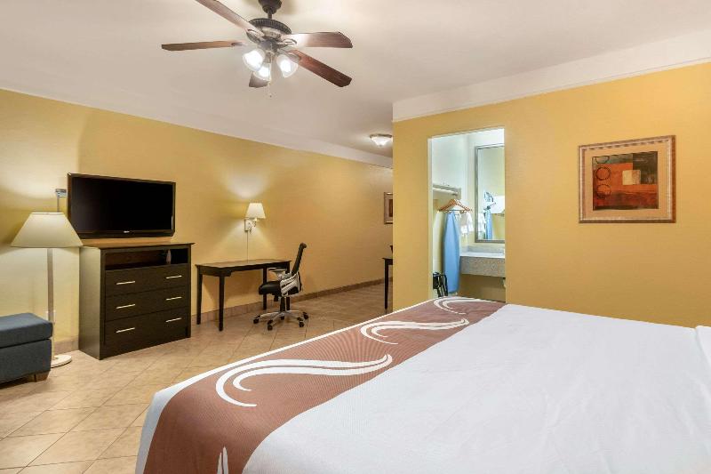 Люкс Кровать Кинг, Quality Inn & Suites At The Outlets Mercedes Weslaco