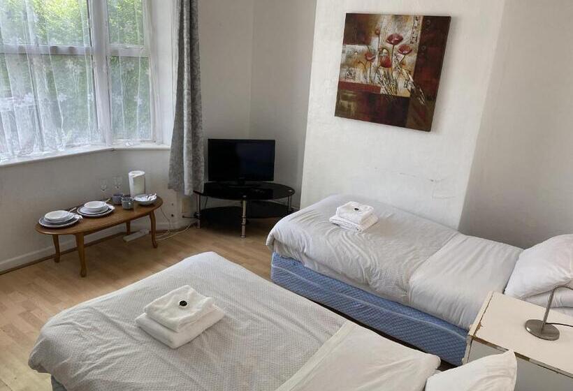 اتاق اکونومی, Rose Marie Guest House