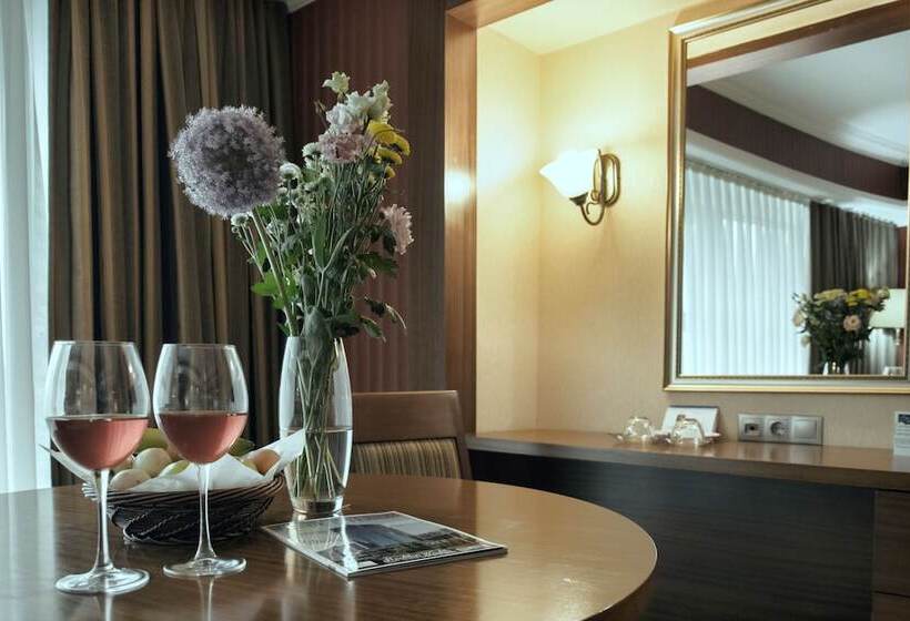 اتاق استاندارد با چشم‌انداز شهر, Diplomat Hotel By Ag Hotels Group