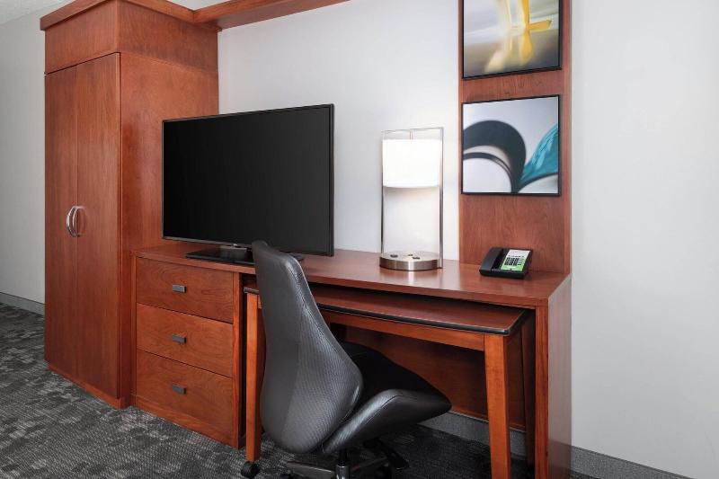 带大床的套房, Courtyard By Marriott Pittsburgh Washington Meadow Lands
