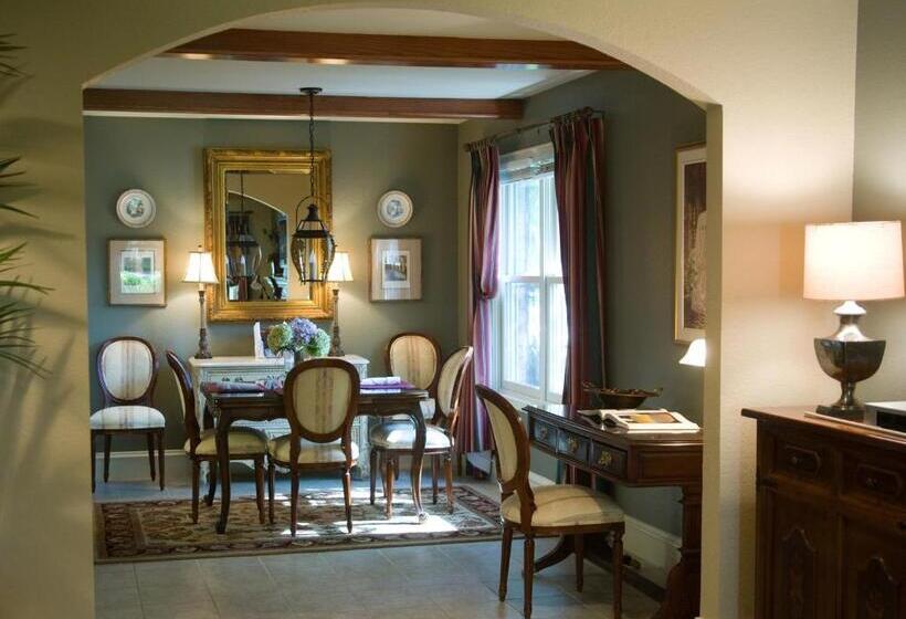 מיטת קינג בסוויטה, The Sanford House Inn & Spa