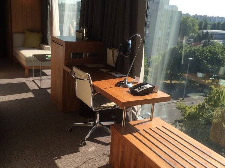 اتاق استاندارد با تخت بزرگ برای معلولان, Doubletree By Hilton Zagreb