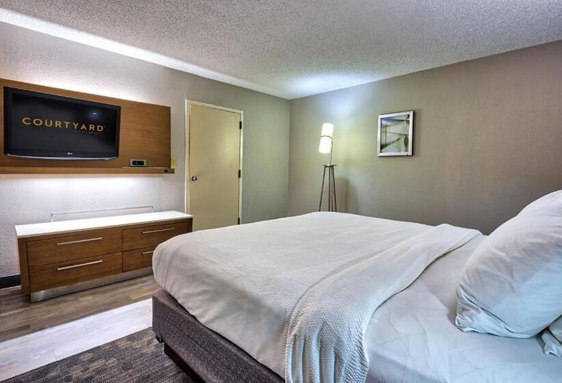 Стандартный Номер Кровать Кинг, Courtyard Hampton