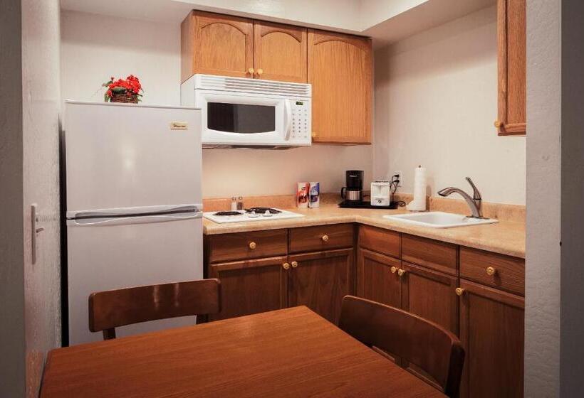 Люкс, Pines Inn & Suites