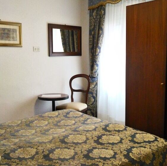 اتاق استاندارد با سرویس بهداشتی مشترک, Albergo Casa Peron