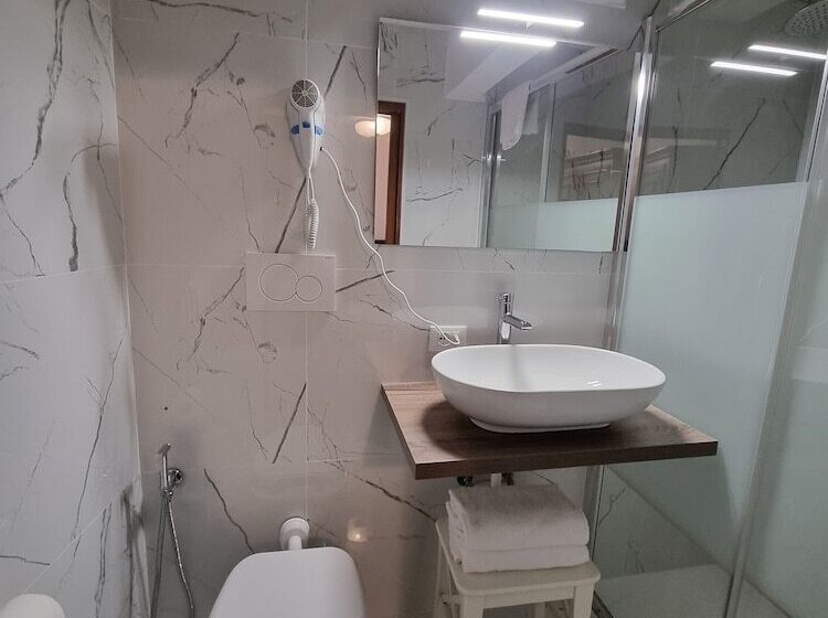 اتاق لوکس با چشم‌انداز شهر, Albergo Casa Peron