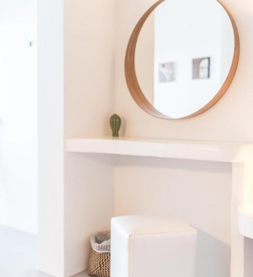 اتاق اساندارد با چشم‌انداز جانبی به دریا, Agave Santorini Design Boutique