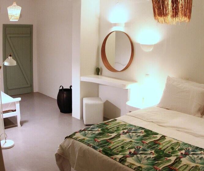 اتاق اساندارد با چشم‌انداز جانبی به دریا, Agave Santorini Design Boutique