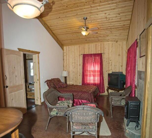 Студия Стандарт, Diamondstone Guest Lodges