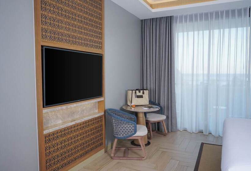 Номер Deluxe с Балконом, Pullman Lombok Merujani Mandalika Beach Resort