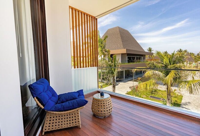 Номер Deluxe с Балконом, Pullman Lombok Merujani Mandalika Beach Resort