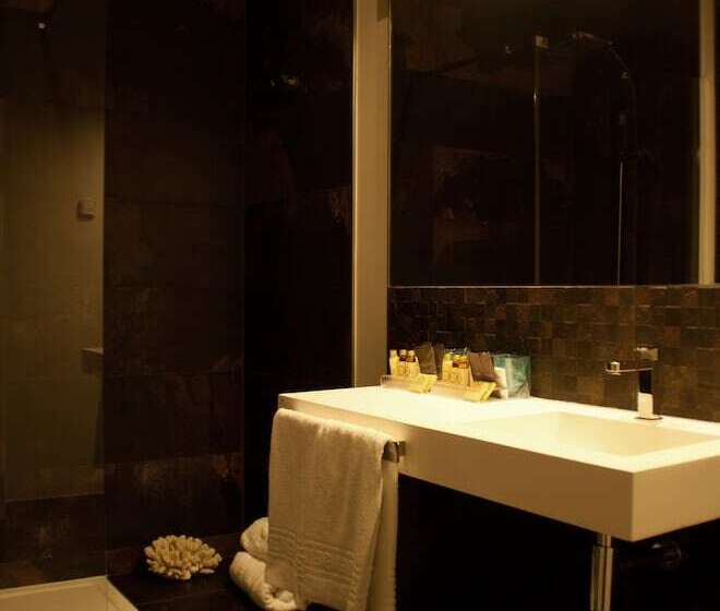 اتاق خانوادگی, Aqua Ria Boutique