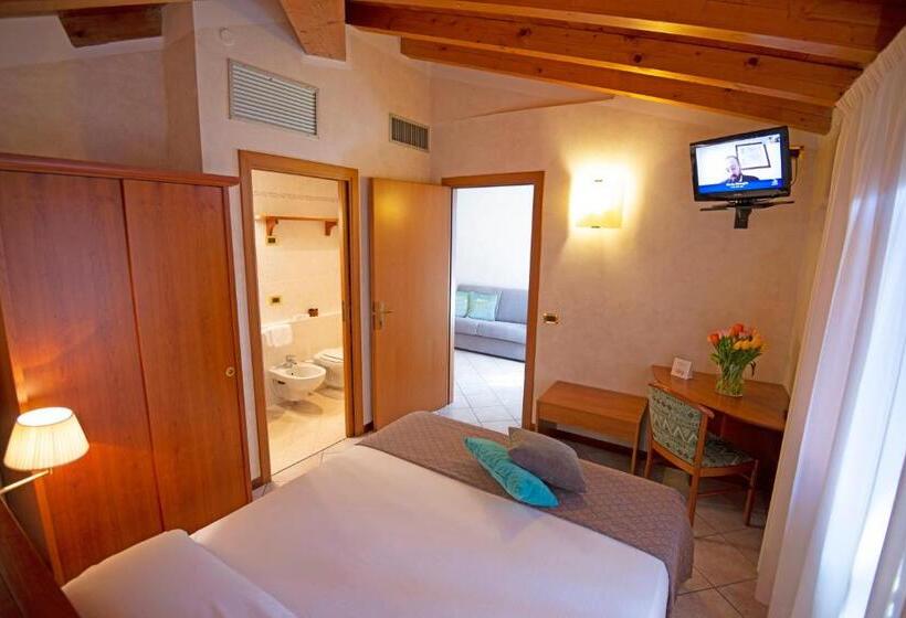 Family Suite, Corte Regina