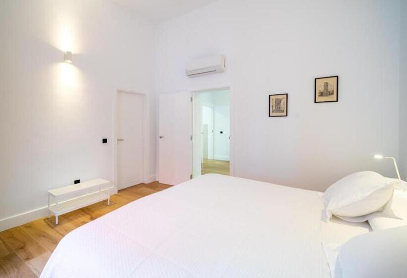 דירת שלושה חדרים, Albor Suites
