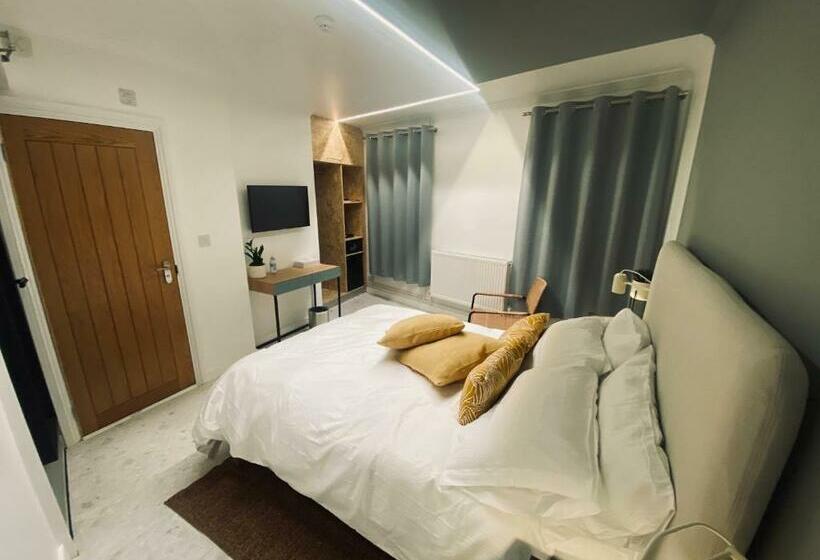 استودیوی لوکس, Station Rooms