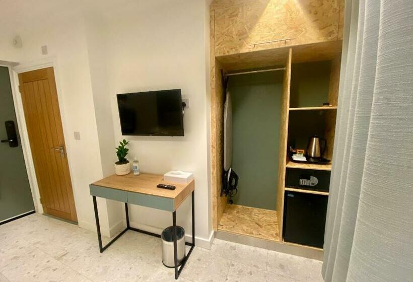 استودیوی لوکس, Station Rooms