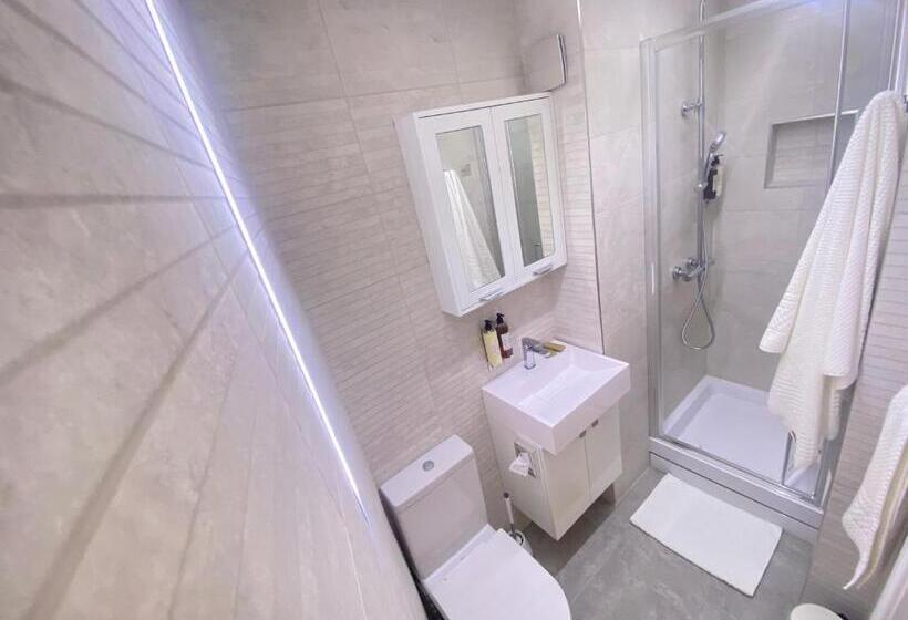 استودیوی لوکس, Station Rooms