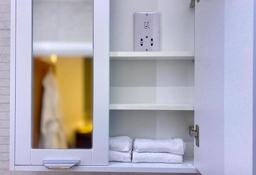 استودیوی لوکس, Station Rooms