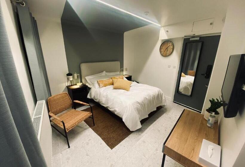 استودیوی لوکس, Station Rooms