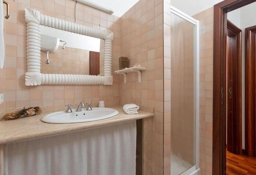 Quarto triplo standard com casa de banho exterior, Casa Gallasso