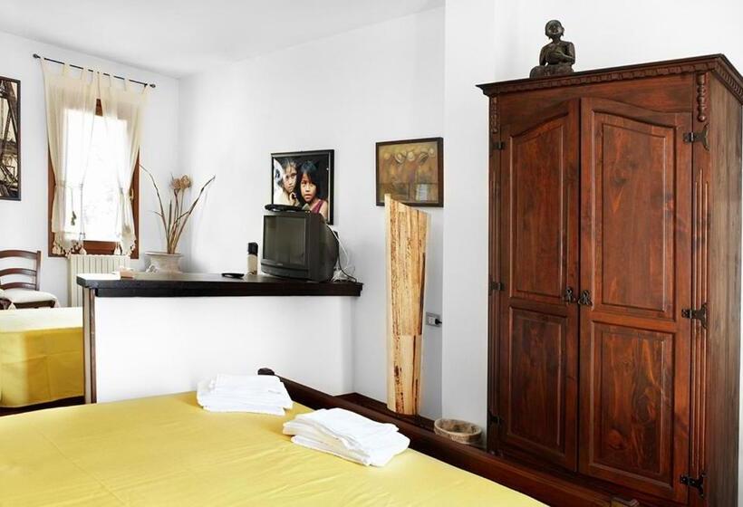 Quarto triplo standard com casa de banho exterior, Casa Gallasso