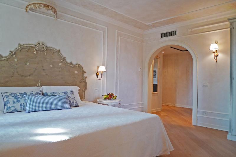 اتاق لوکس با چشم‌انداز شهر, Fairmont Baku  Flame Towers