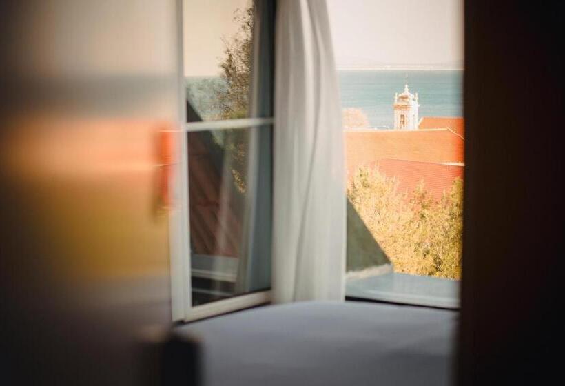 اتاق لوکس با چشم‌انداز دریا, A House In Estoril  Adults Only