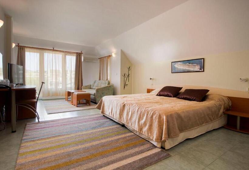 Полулюкс с Балконом, Family Hotel Venera