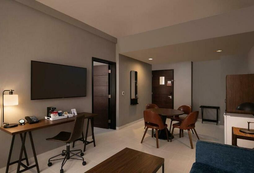 带大床的套房, Four Points By Sheraton