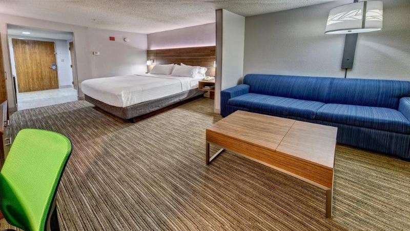 带大床的套房, Holiday Inn Express & Suites Crossville, An Ihg
