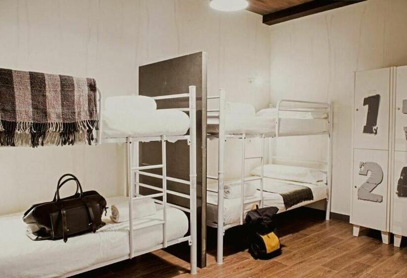 اتاق خانوادگی, Room00 Chueca Hostel