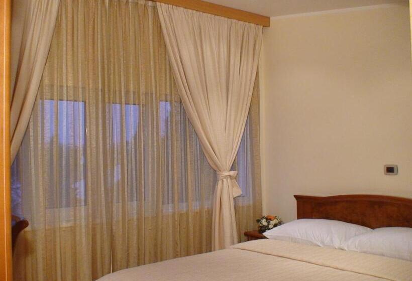 سوئیت 2 خوابه, Garni Hotel Bambis