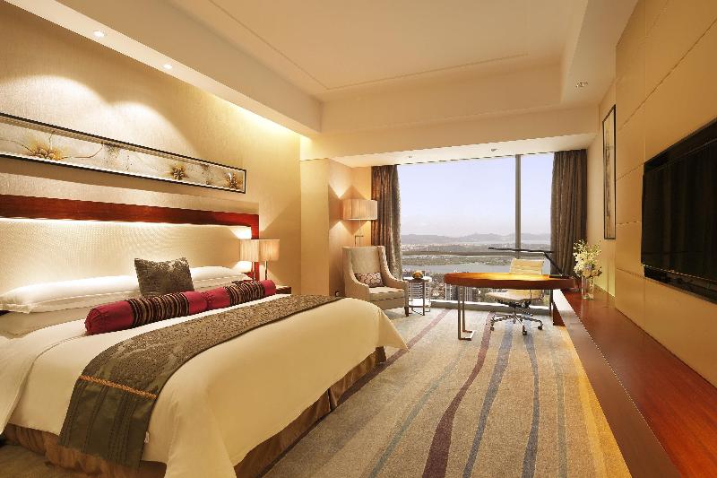 Suite with lake view, Crowne Plaza Wuxi Taihu, An Ihg