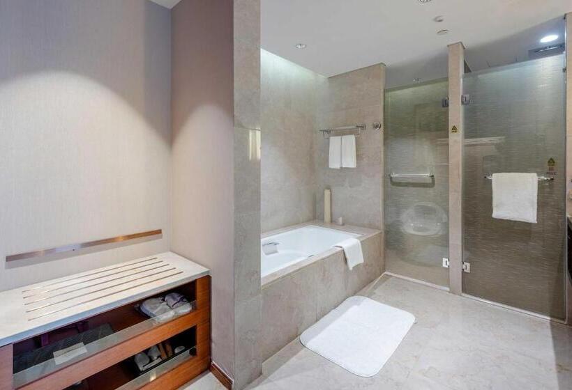 Suite with lake view, Crowne Plaza Wuxi Taihu, An Ihg