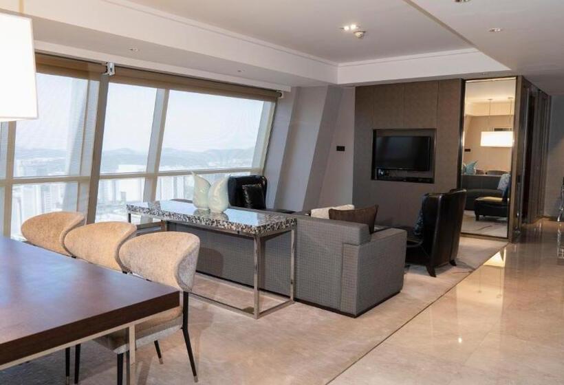 Suite with lake view, Crowne Plaza Wuxi Taihu, An Ihg