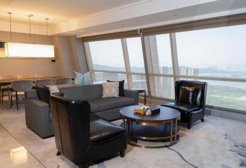 Suite with lake view, Crowne Plaza Wuxi Taihu, An Ihg