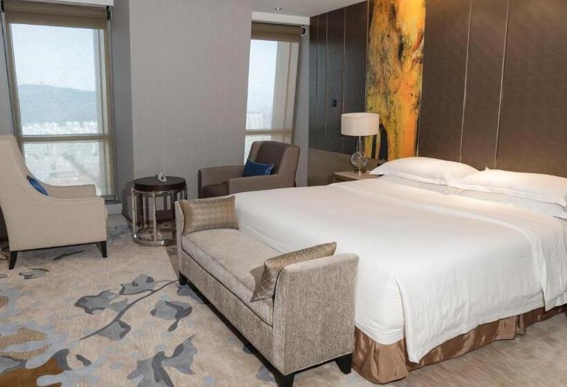 Suite with lake view, Crowne Plaza Wuxi Taihu, An Ihg