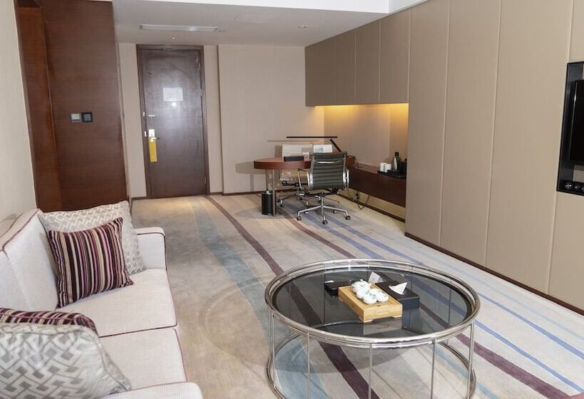 Suite with lake view, Crowne Plaza Wuxi Taihu, An Ihg