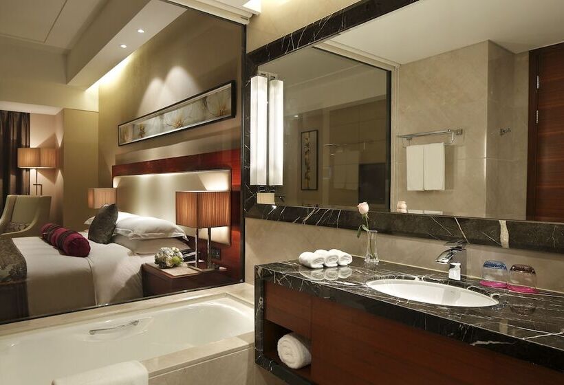 Suite with lake view, Crowne Plaza Wuxi Taihu, An Ihg